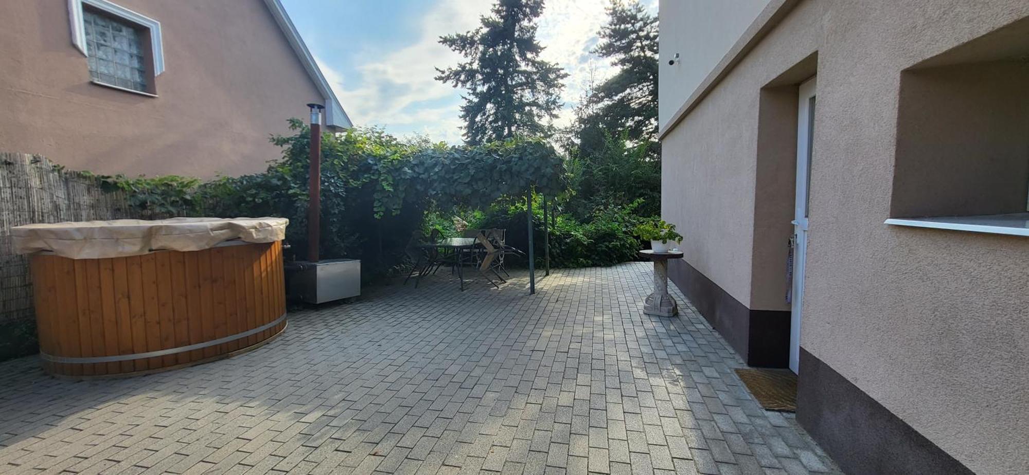 Apartment Lugas Miskolctapolca 2 Haloszoba Dezsa Es Jakuzzi Koezel A Barlangfuerdohoez *